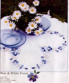 Kék-fehér virágok - előfestett asztalterítő