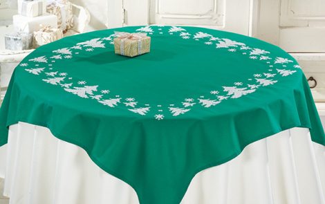 Fenyőfák - előfestett keresztszemes asztalterítő