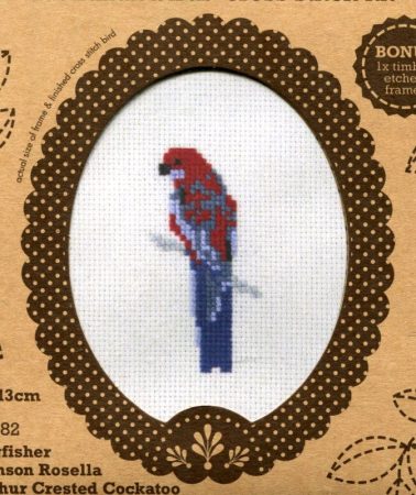 Ara papagáj – leszámolható keresztszemes készlet fa keretben Ara papagáj – leszámolható keresztszemes készlet fa keretben