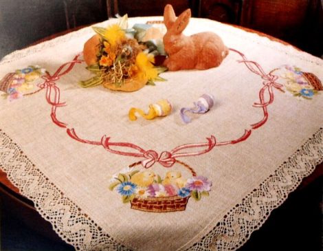 Csibék virágos kosárban - előfestett asztal terítő