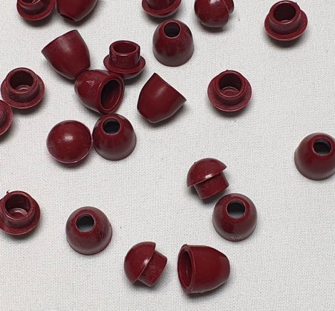 Összepattintható zsinórvég kupak bordó színben – praktikus és esztétikus megoldás 