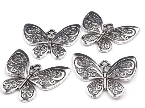 Elegáns lepke medál – finom részletek, szabad stílus