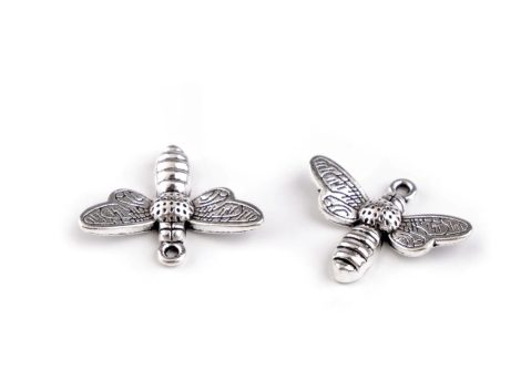 Platina színű méhecske medál – apró, mégis különleges részlet